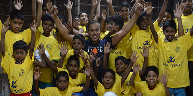 Volunteer Cheering with Kids at Hope Foundation Kolkata
