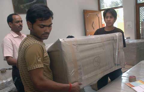 Bandhan-Relocation-Packers-Movers-Unloading.jpg