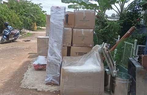 Gold Packers Movers Unloading