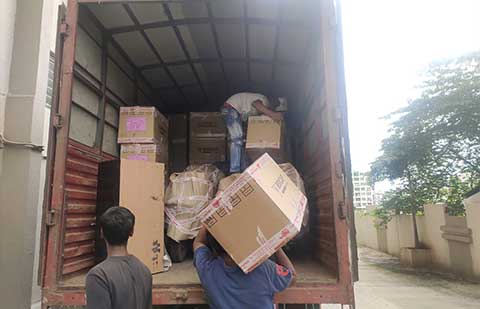 Leader Packers Movers Unloading