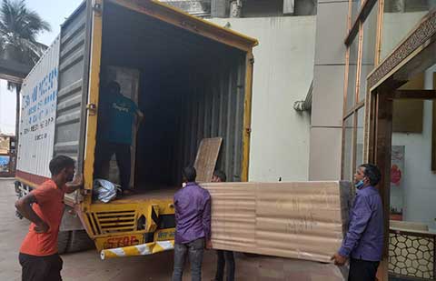 Speed Packers Movers Loading