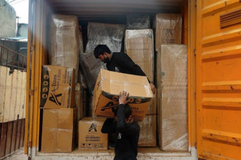 A-Trans-packers-and-movers-unloading