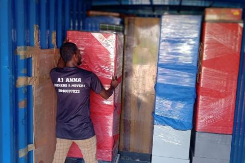 A1-Anna-packers-and-movers-loading