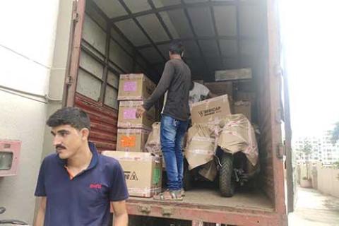Aadhunik-Packers-Movers-Bangalore-Unloading.jpg