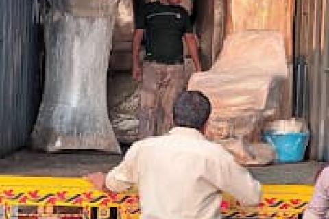 Aakash-express-packers-and-movers-loading