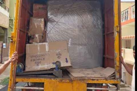 Aarkay-packers-and-movers-loading