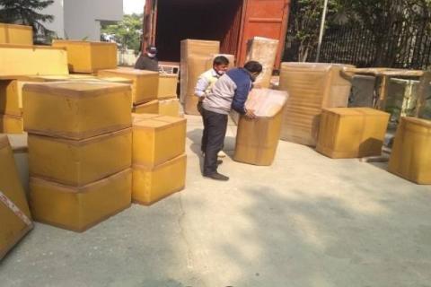 Aarohi-packers-and-movers-loading