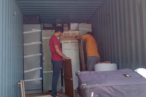 Action-packers-and-movers-loading.