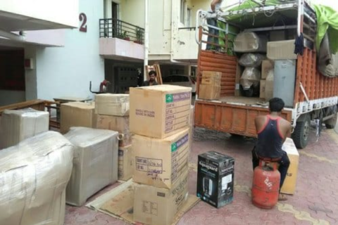 Airomax-packers-and-movers-loading
