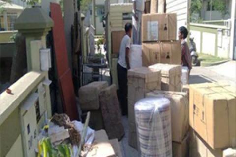 Ananya-packers-and-movers-loading
