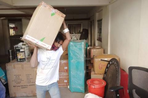 Asianet-packers-and-movers-loading