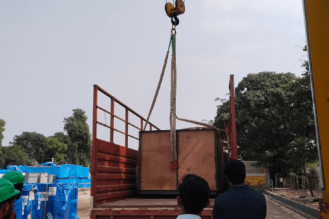 Ayaan-packers-and-movers-loading