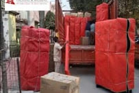 Balaji-Express-packers-and-movers-loading