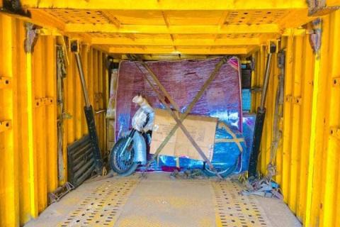 Balaji-packers-and-movers-loading