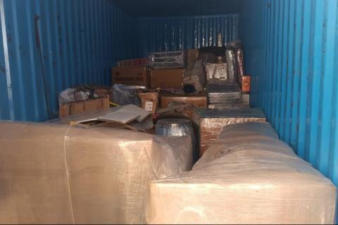 Caravan-cargo-packers-and-movers-loading