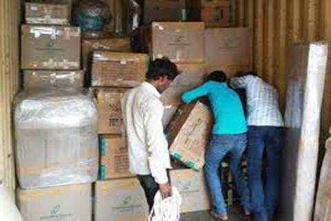 Chandan-packers-and-movers-loading