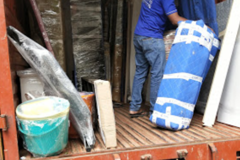 Devangi-packers-and-movers-loading