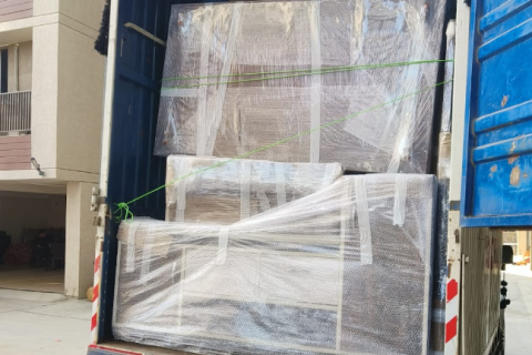 Devraj-Packers-and-Movers-loading