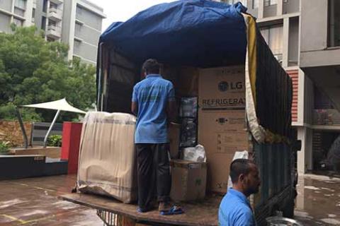 Disha Express Cargo Movers Loading