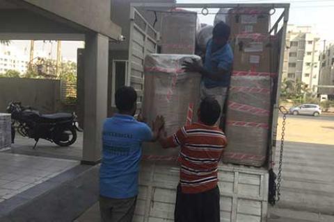 Disha Express Cargo Movers Unloading
