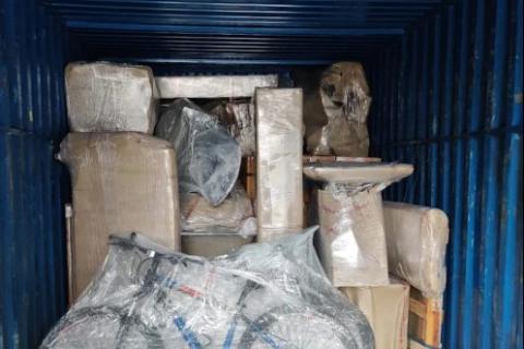 Easy-moving-solution-packers-and-movers-loading