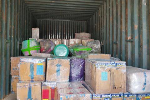 Flying-logistics-packers-movers-loading