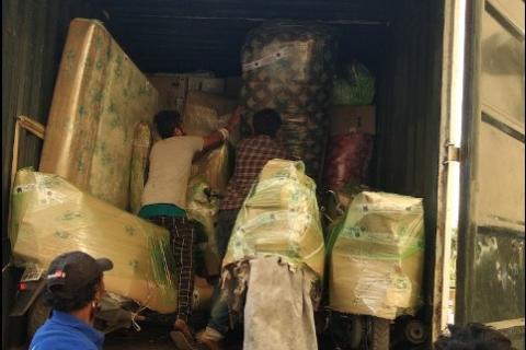 Homeline-packers-and-movers-loading