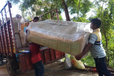 JB-express-packers-and-movers-loading