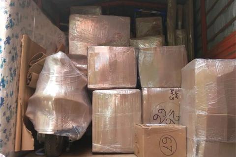 Jet-cargo-movers-loading