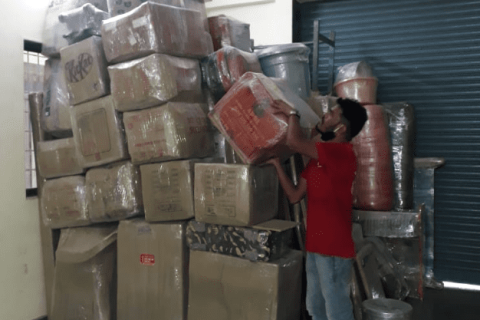 Jolly-packers-and-movers-packing