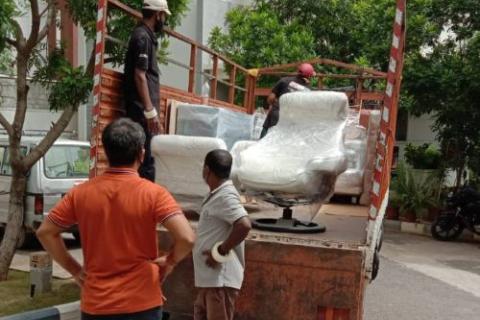 KHS-packers-and-movers-loading