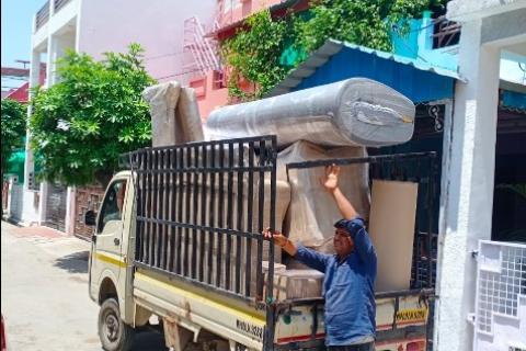 Krishna-packers-and-movers-loading