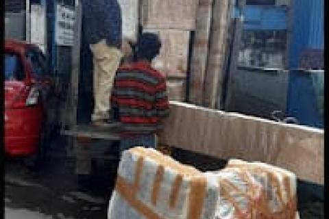 Lead-Domestic-movers-and-packers-loading