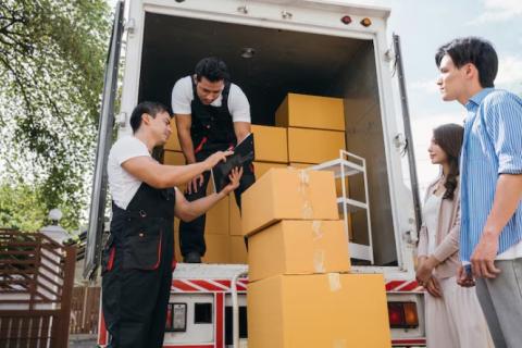 Maruti-cargo-packers-and-movers-loading