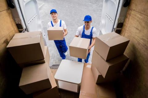 Moving-mart-packers-and-movers-loading