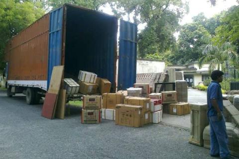 MovingHub-packers-and-movers-loading-unloading