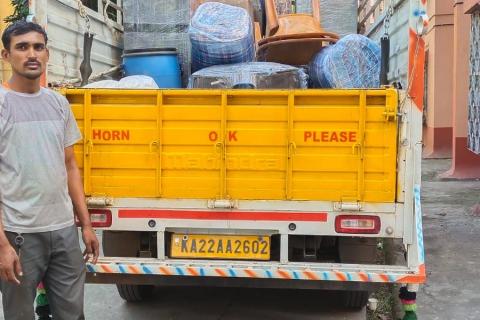 Nidhi-packers-and-movers-loading