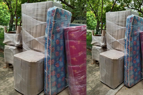 Om Packer Movers Unloading