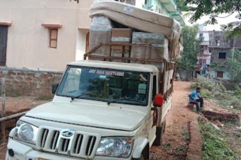 Omm-Sai-packers-and-movers-loading