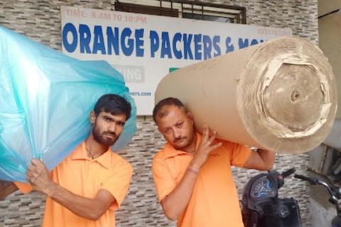 Orange-packer-and-movers-shifting