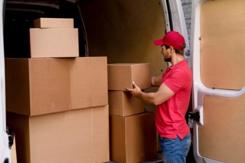 Pooja-packers-and-movers-unloading