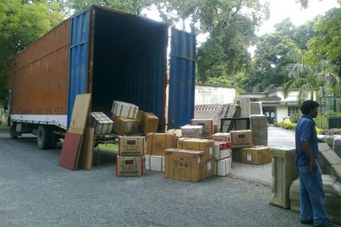 Prashant-packers-and-movers-unloading