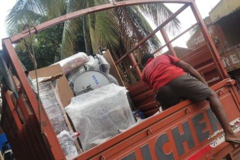Rathi-Golden-packers-and-movers-loading