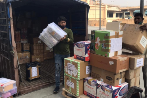 Royal-packers-and-movers-loading1