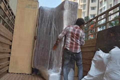 SK-packers-and-movers-loading