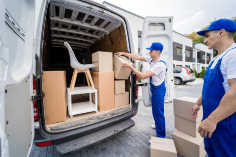 Sahara-express-packers-and-movers-unloading