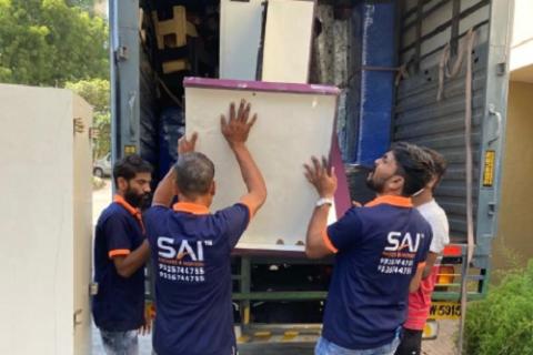 Sai-packers-and-movers-loading