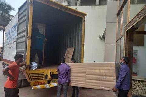 Saksham-Packers-Movers-Jaipur- Unloading.jpg