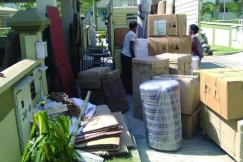 Saksham-packers-and-movers-loading