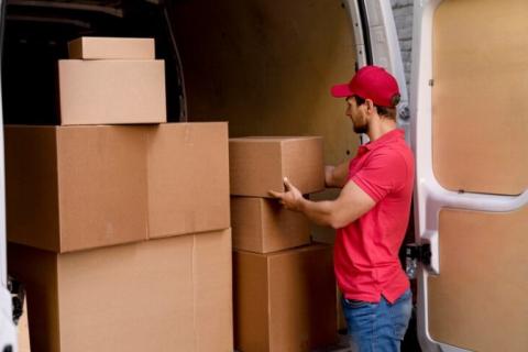 Saravana-packers-and-movers-loading